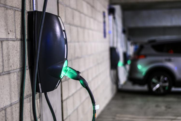 Prises et bornes de recharge pour véhicules électriques : ensemble